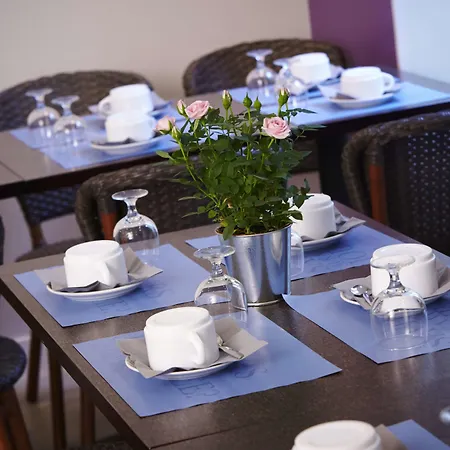 Kyriad 10 - Canal Saint Martin - République Hotel 3*