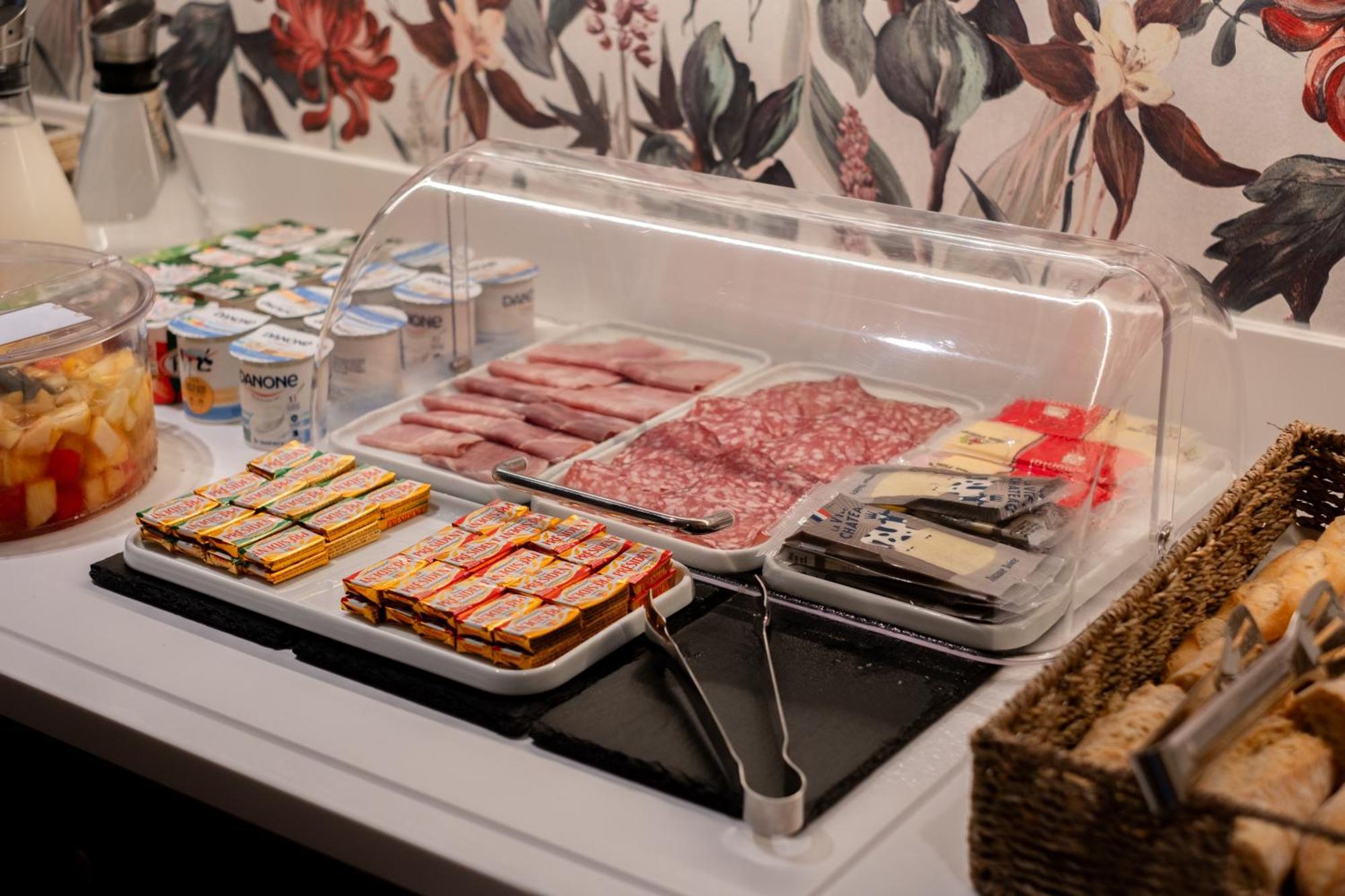 Kyriad 10 - Canal Saint Martin - Republique Hotel